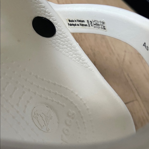 Disney White Clogs with Iconic Cutouts size 9 women’s, size 7 men’s. Like new. - Picture 2 of 8